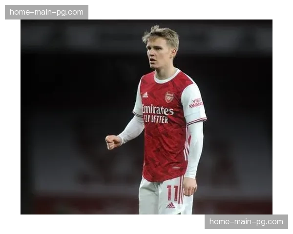 镜头记录：瓜迪奥拉与阿尔特塔在场边激烈交流，第四官员介入