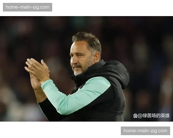 场边花絮:富勒姆小球迷冲入场内拥抱偶像佩雷拉,随后被安保带离 场边花絮:富勒姆小球迷冲入场内拥抱偶像佩雷拉,随后被安保带离